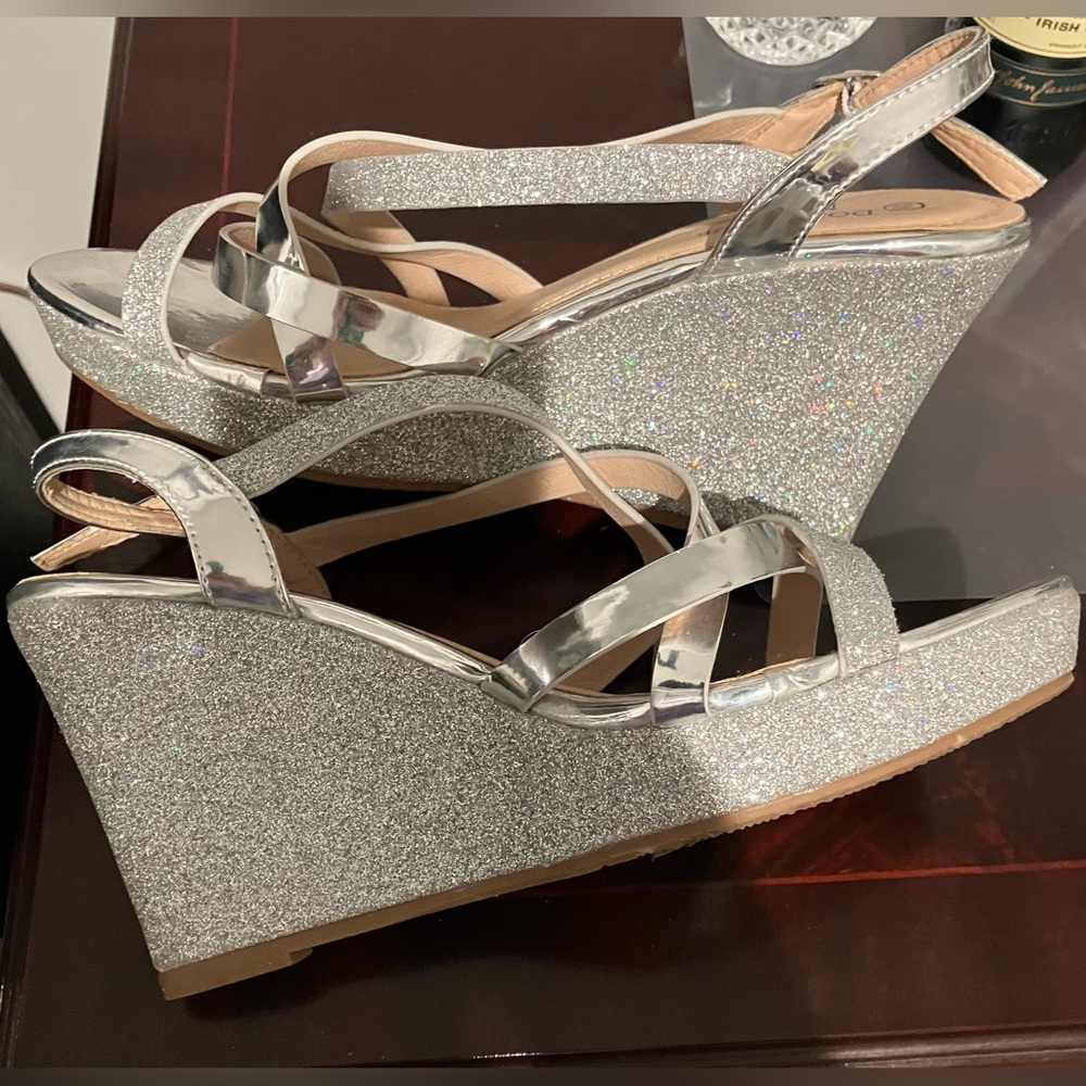 Dominique Nicole silver glitter wedge sandals 10M